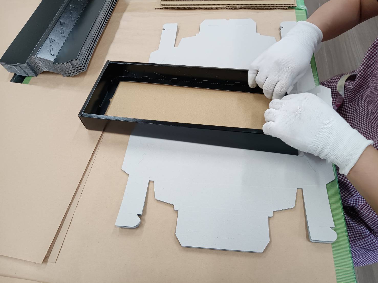 内職加工｜封入・シール貼り・検品・アソート・什器組立・化粧箱組立・DM封入（バルク作業）等